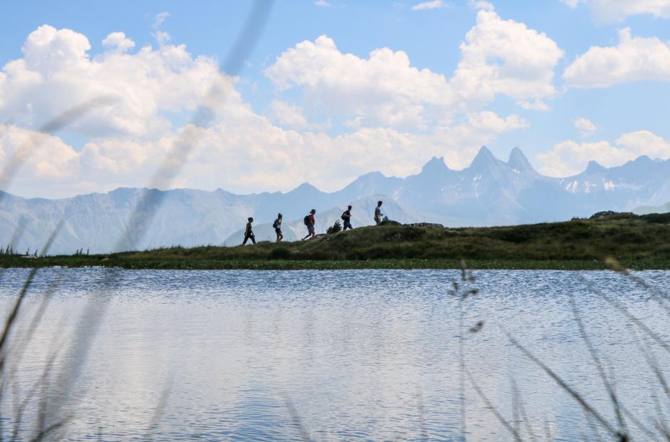 Randonneurs face aux lac Guichard