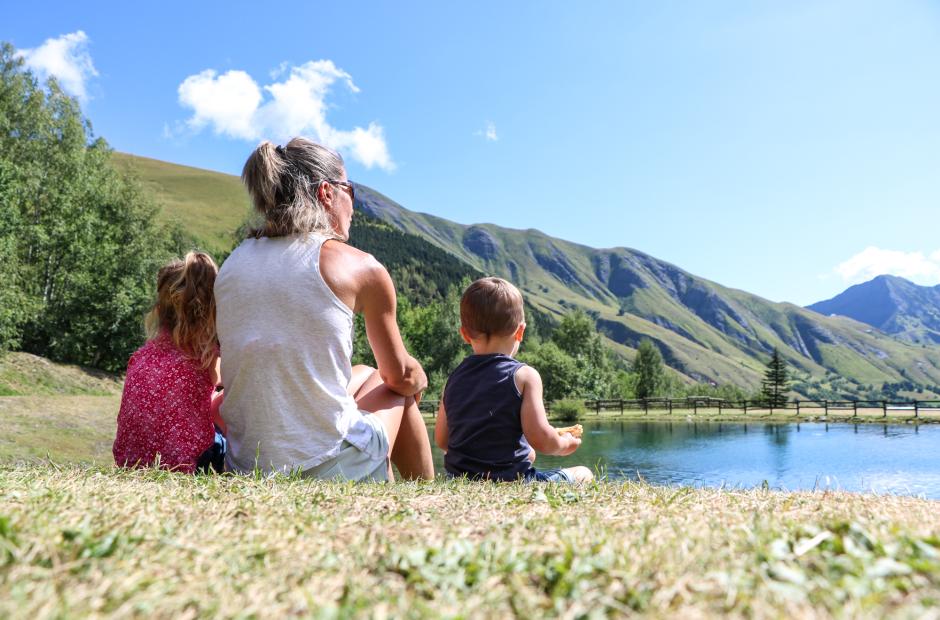 Famille assise au bord du plan d'eau