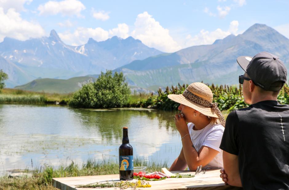 Personnes mangeant sur une table en extérieur