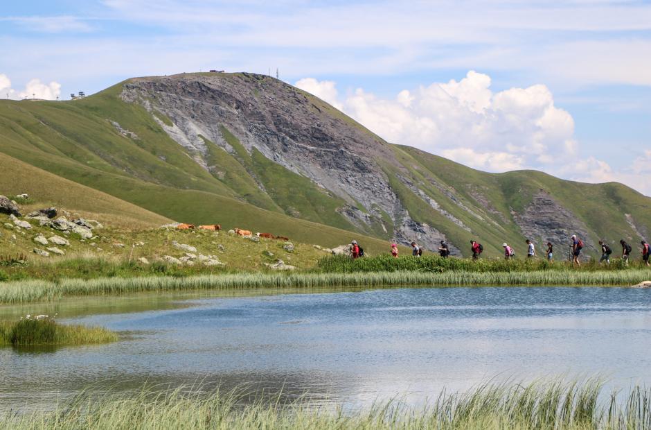 Randonneurs avec un guide face au lac Laitelet