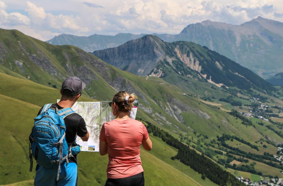 Randonneurs lisant une carte des balades