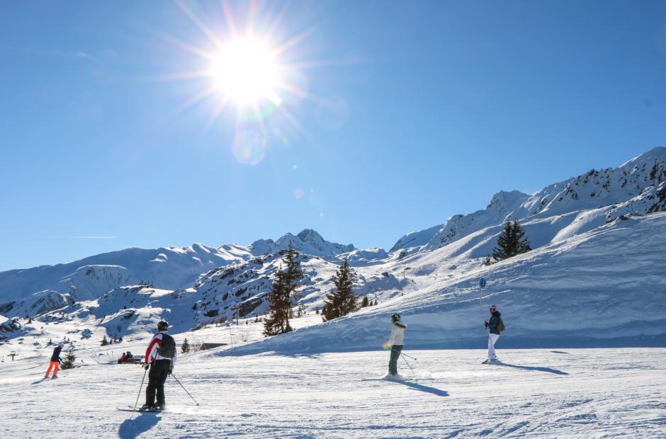 Skieurs au sommet des Choseaux