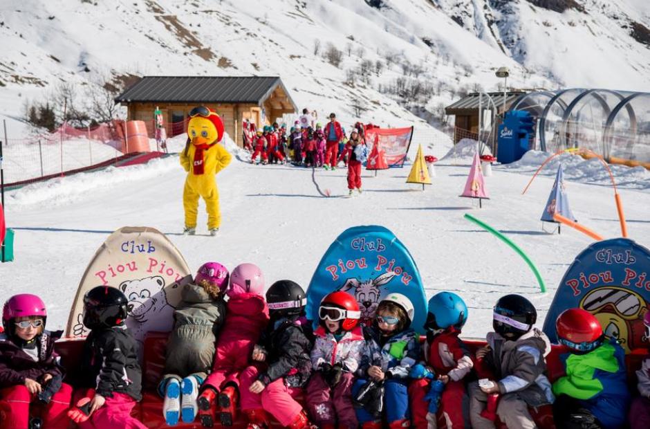 Jardin d'enfants / Club Piou Piou - Enfants au ski avec la mascotte Piou Piou
