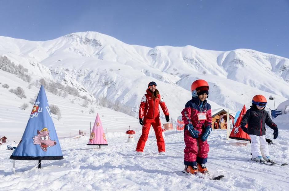 Jardin d'enfants / Club Piou Piou - Monitrice de ski avec enfants
