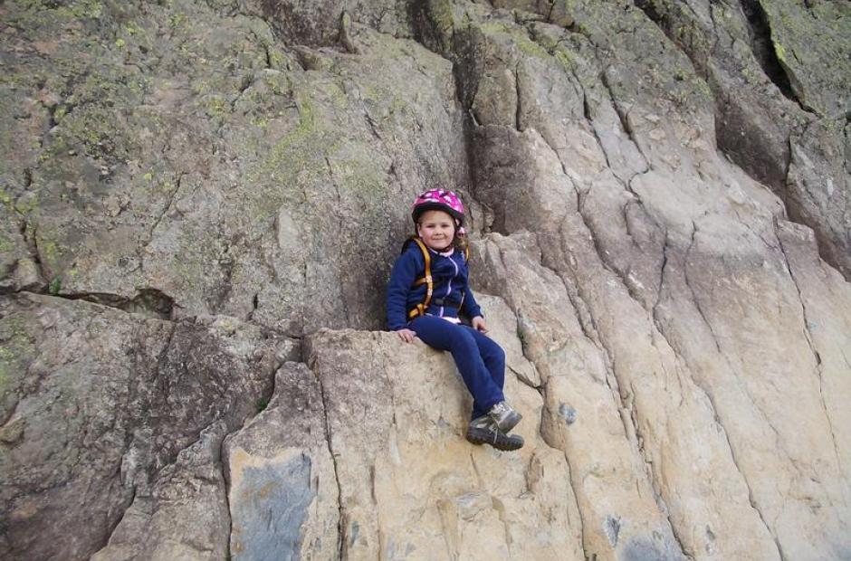 Escalade - Enfant sur le rocher d'escalade