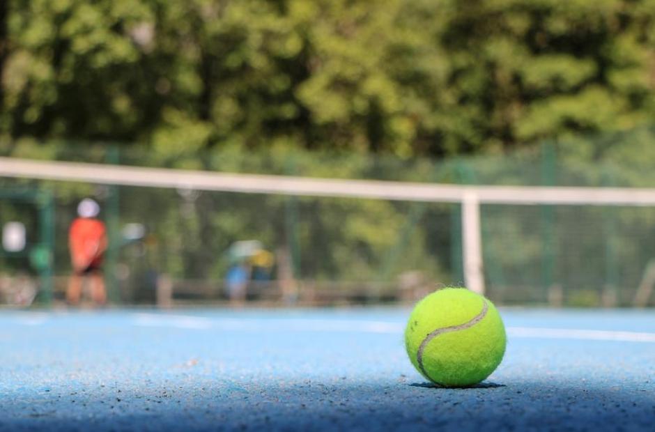 Tennis - Cours avec moniteur diplômé d'Etat_Saint-Sorlin-d'Arves - Balle sur un court de tennis à Saint Sorlin d'Arves Tennis - Cours avec moniteur diplômé d'Etat_Saint-Sorlin-d'Arves - Balle sur un court de tennis à Saint Sorlin d'Arves