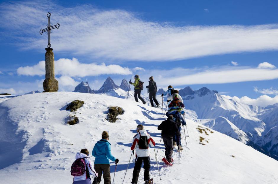 Bureau Montagne des Arves - Randonneurs en raquette à neige au Col d'Arves