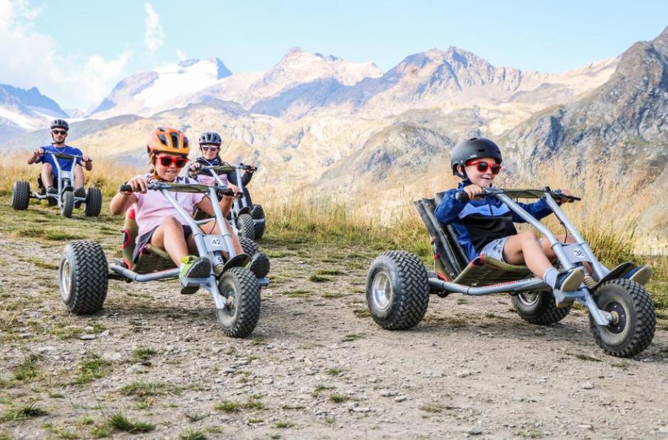 Mountain kart_Saint-Sorlin-d'Arves - Enfants en Mountain Kart face aux montagnes