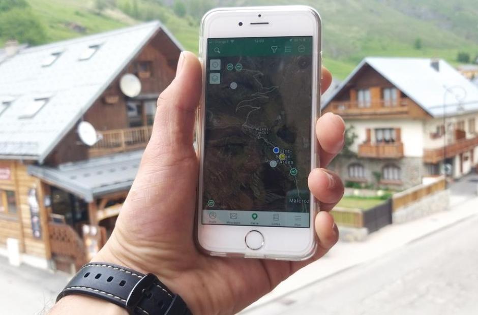 Smartphone et village de Saint Sorlin d'Arves -