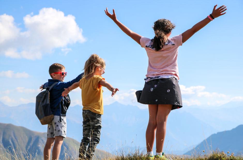 Enfants face aux montagnes - Enfants face aux montagnes