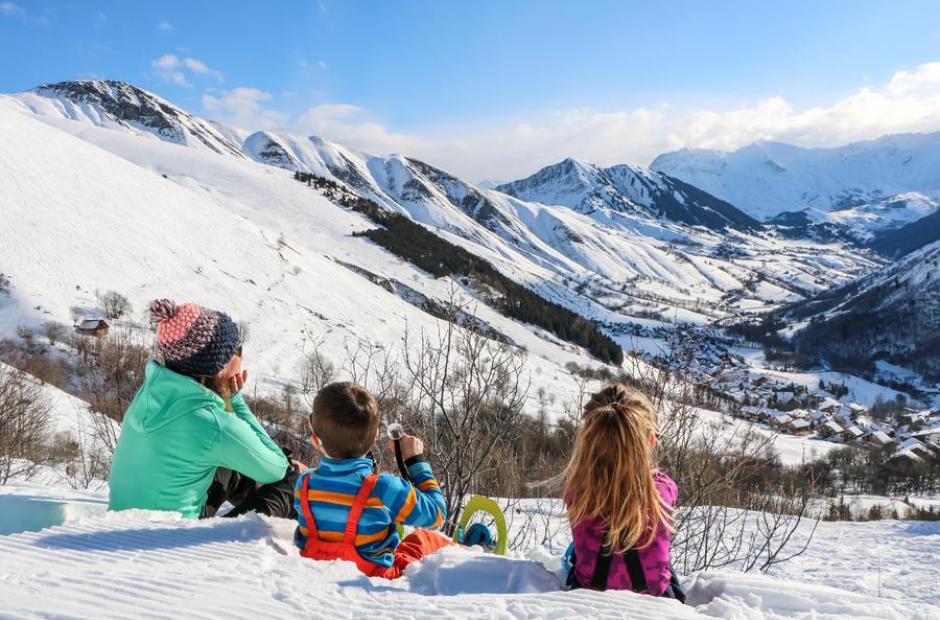 Famille avec enfants face au village de Saint Sorlin d'Arves -