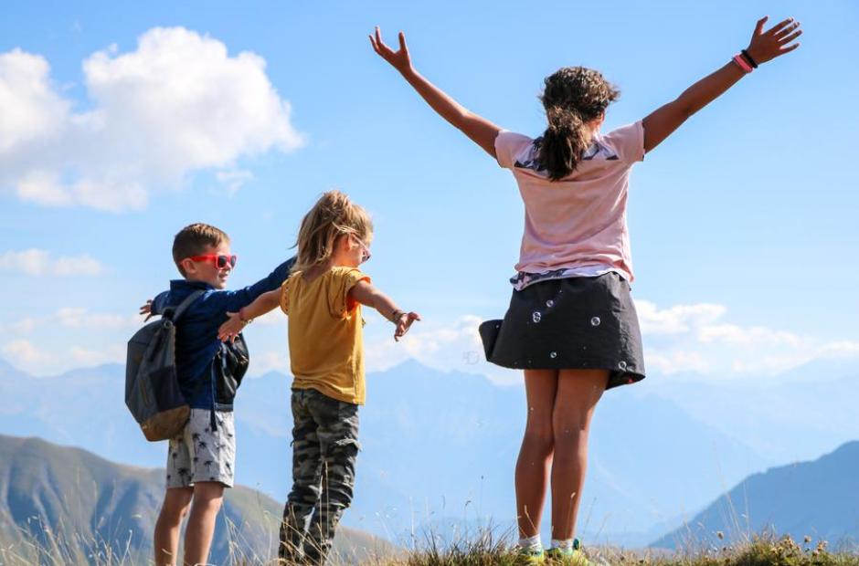 Enfants face aux montagnes -