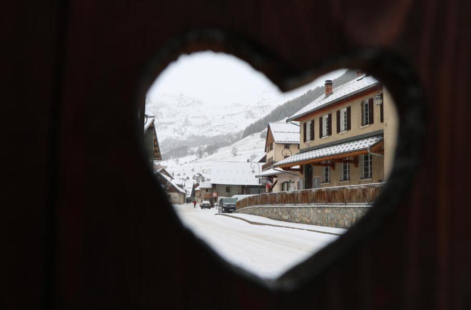 Mairie et école de Saint Sorlin d'Arves en hiver -