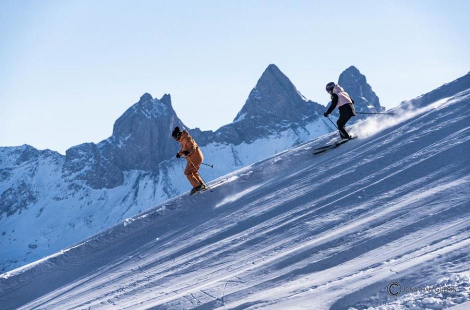 Erwann Novel - Moniteur indépendant_Saint-Sorlin-d'Arves - Skieurs devant les Aiguilles d'Arves