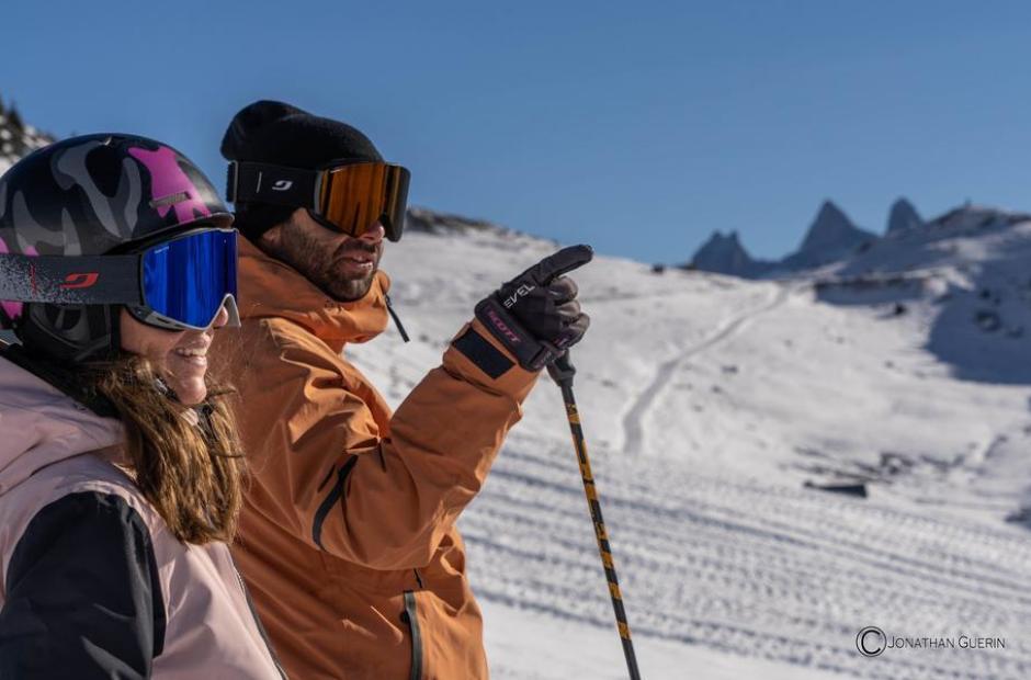 Erwann Novel - Moniteur indépendant_Saint-Sorlin-d'Arves - Moniteur de ski avec élève devant les Aiguilles d'Arves