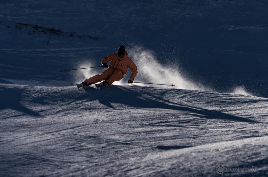 Erwann Novel - Moniteur indépendant_Saint-Sorlin-d'Arves - Skieur en carving sur une piste