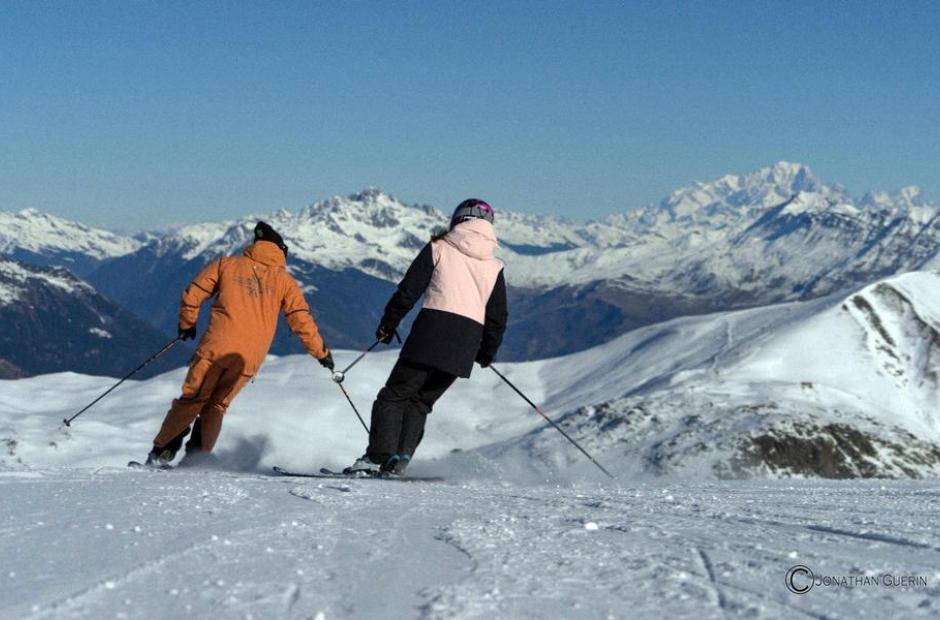 Erwann Novel - Moniteur indépendant_Saint-Sorlin-d'Arves - Moniteur avec une élève sur les pistes