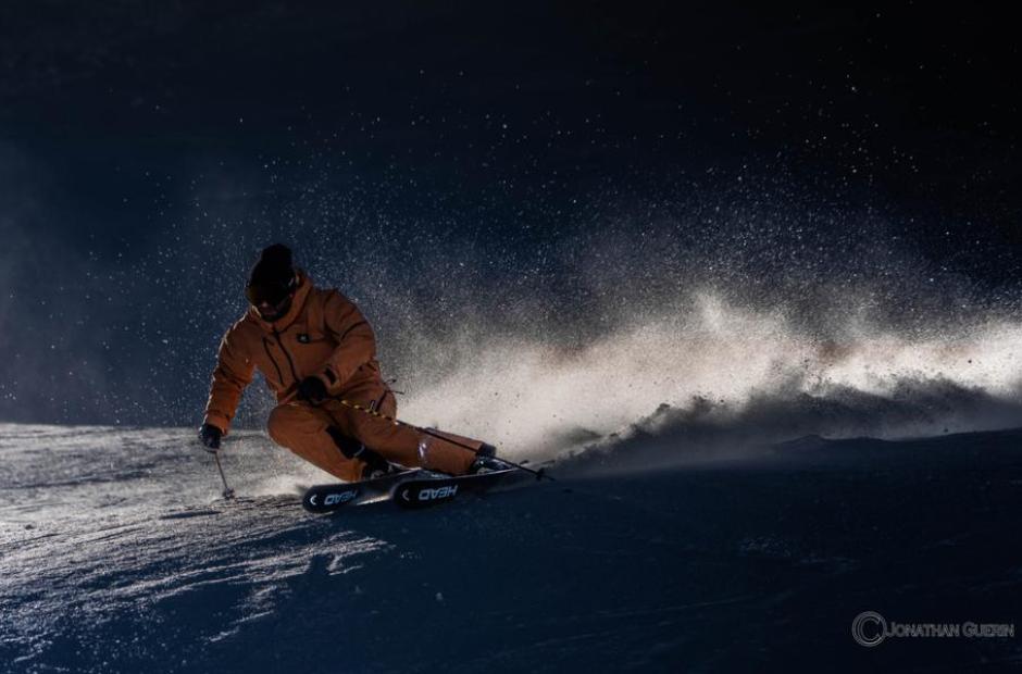 Erwann Novel - Moniteur indépendant - Skieur en carving sur une piste