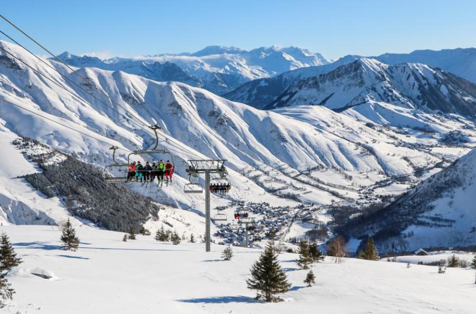 Domaine skiable Saint Sorlin d'Arves - Les Sybelles® - Télésiège et village de Saint Sorlin d'Arves en hiver