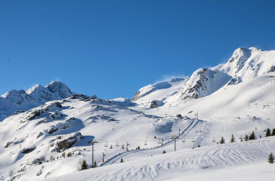 Domaine skiable Saint Sorlin d'Arves - Les Sybelles® - Télésiège et téléski à Saint Sorlin d'Arves en hiver