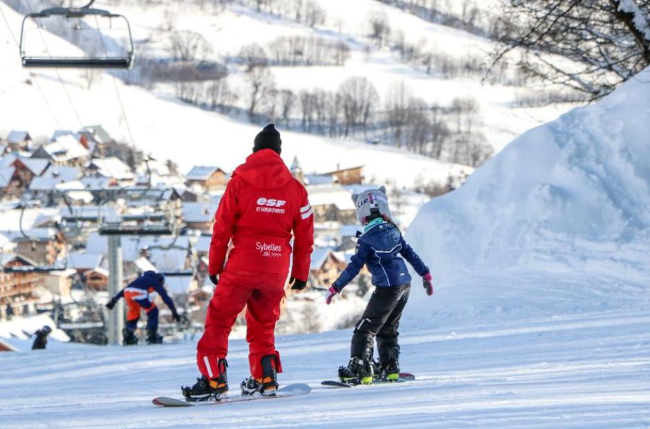 Domaine skiable Saint Sorlin d'Arves - Les Sybelles® - Moniteur ESF et son élève en cours ESF à Saint Sorlin d'Arves