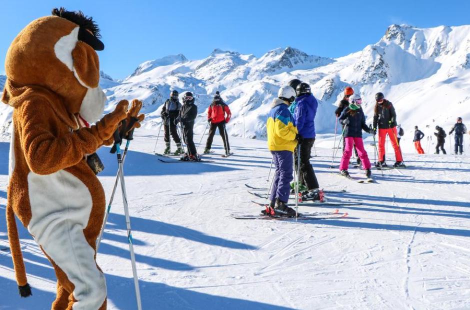Domaine skiable Saint Sorlin d'Arves - Les Sybelles® - Sorlinette la mascotte à la rencontre des skieurs
