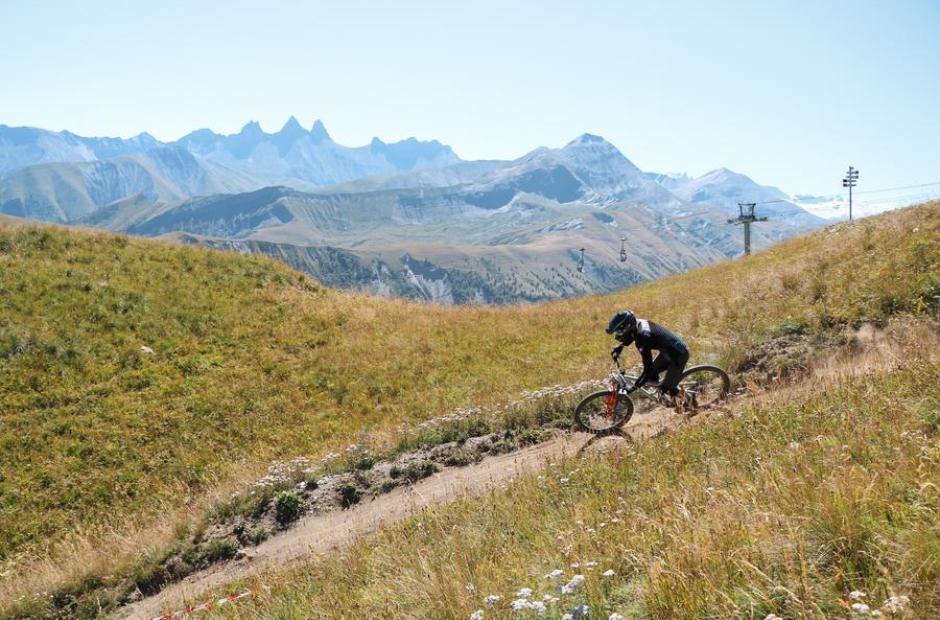 Bike park Croix de Fer - Vélo de descente face aux Aiguilles d'Arves