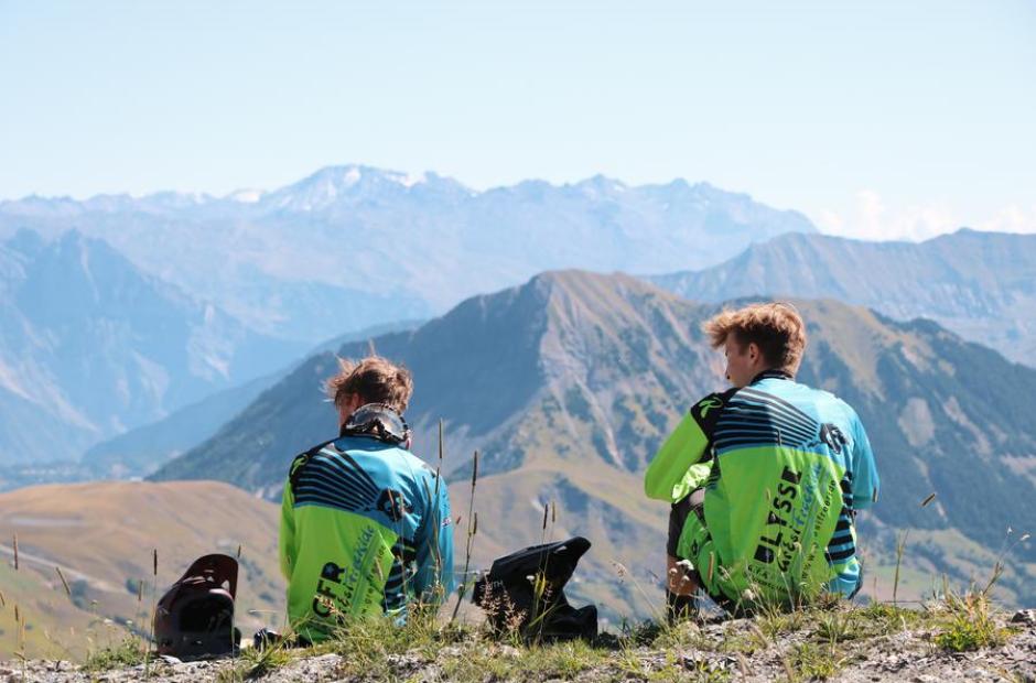 Bike park Croix de Fer - Riders face au paysage