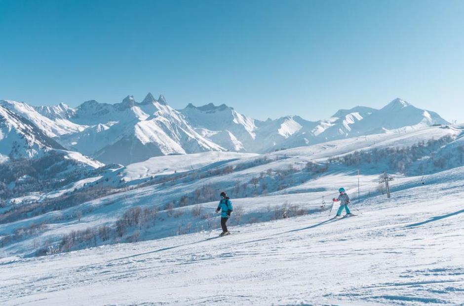 Apprentissage du ski en famille_Le Corbier/Saint Jean d'Arves - Un papa apprend le ski à sa fille face aux Aiguilles d"Arves