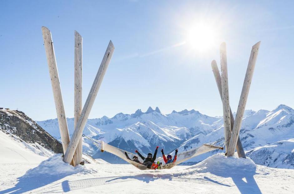 Hamac géant Les Sybelles au Corbier - Enfants sur le Hamac Géant du Corbier avec vue sur les Aiguilles d'Arves