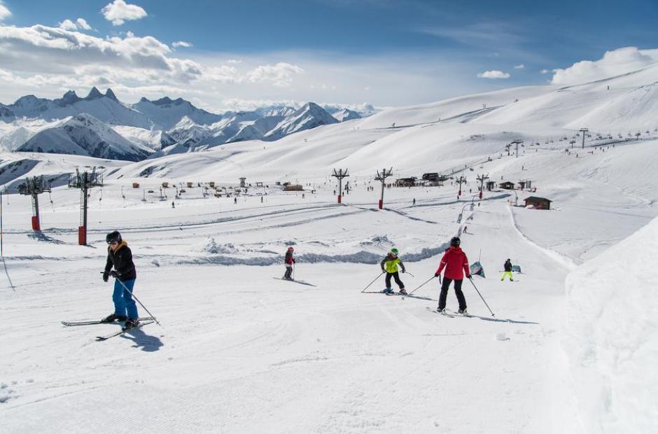 Vers l'Ouillon sur le domaine des Sybelles à La Toussuire - Skieurs sur la piste Snowpy