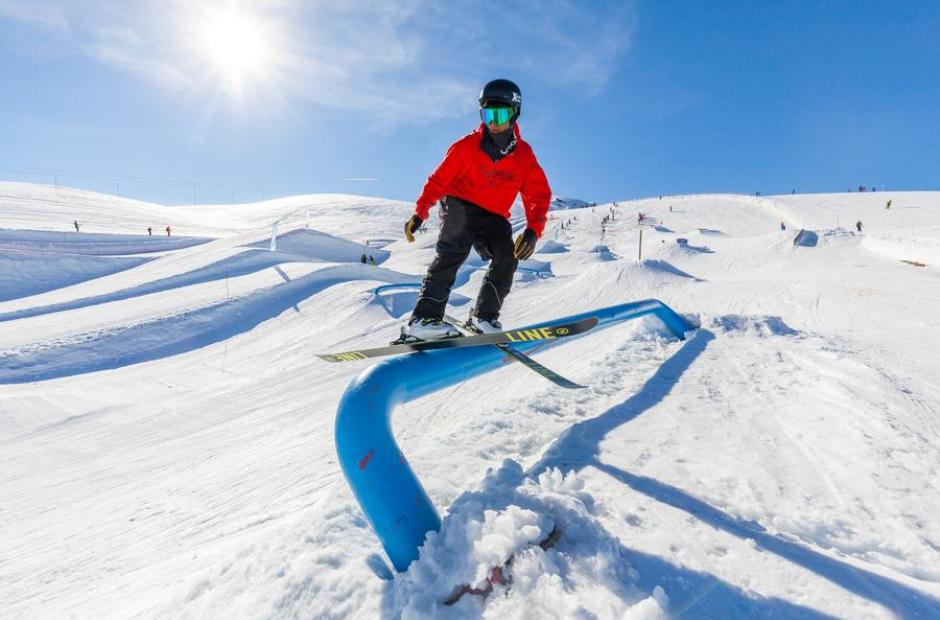Snowpark Les Sybelles au Corbier - Skieur en freestyle au Snowpark