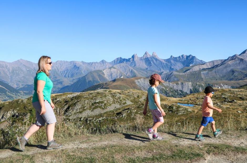 Balades en autonomie_Saint-Sorlin-d'Arves - Famille en balade au Col de la Croix de Fer