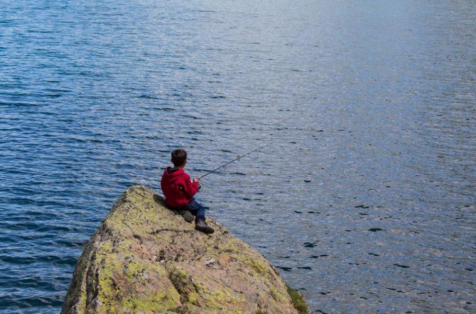 Pêche en lac et torrents - Enfant pêchant sur un lac