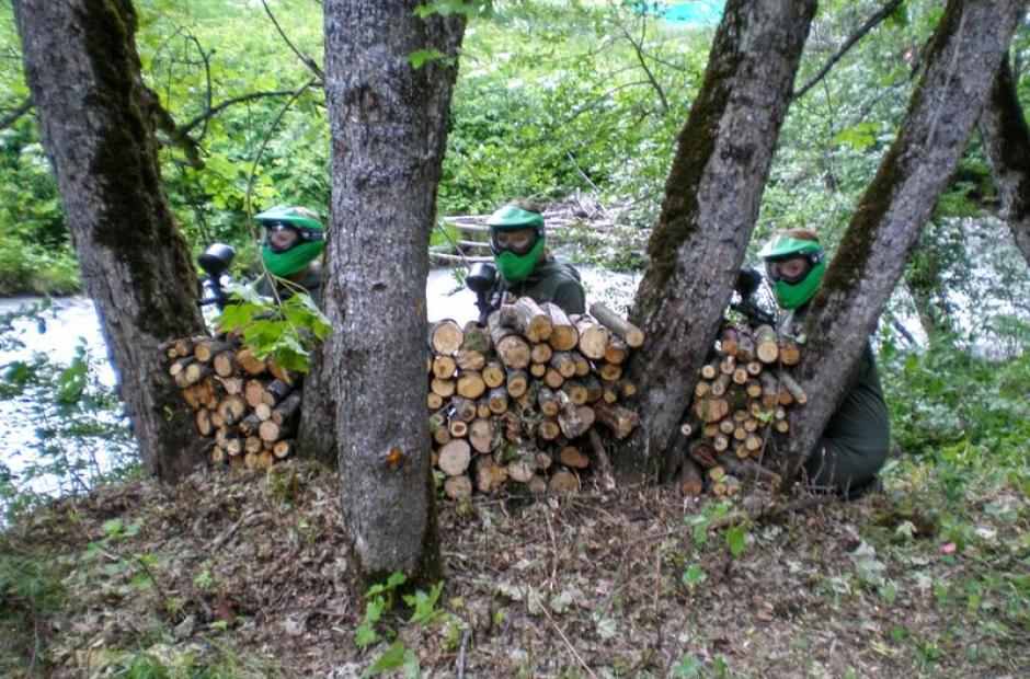 Paintball - Equipe jouant au paintball