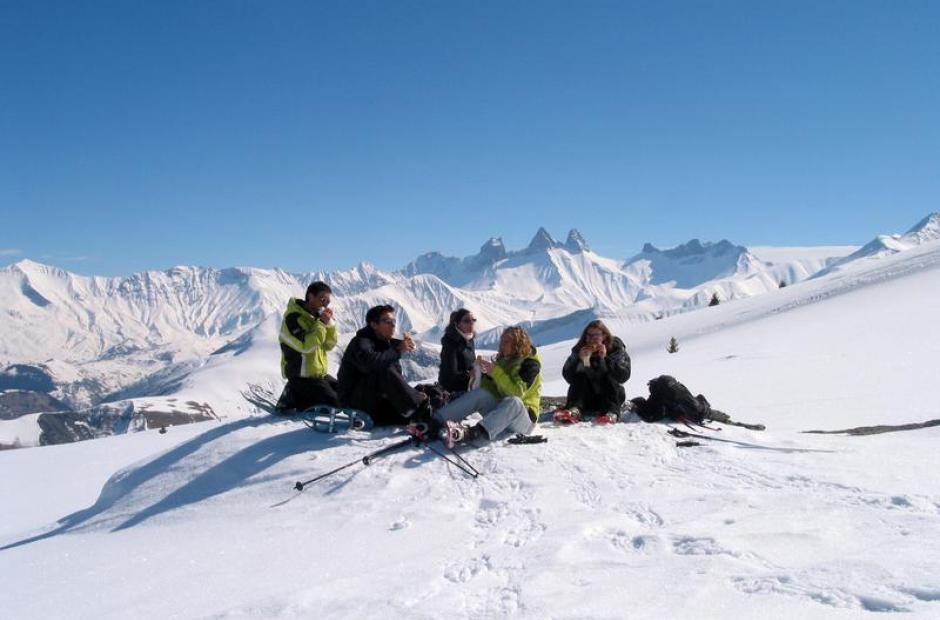 Télésièges piétons - Raquettistes admirant la vue