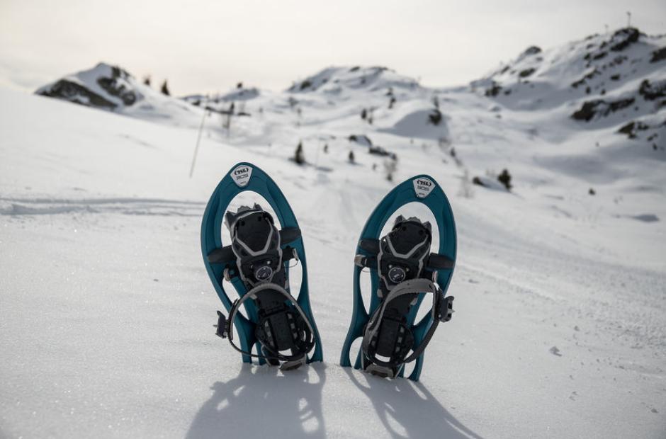 Paire de raquettes - Raquettes dans la neige Paire de raquettes - Raquettes dans la neige