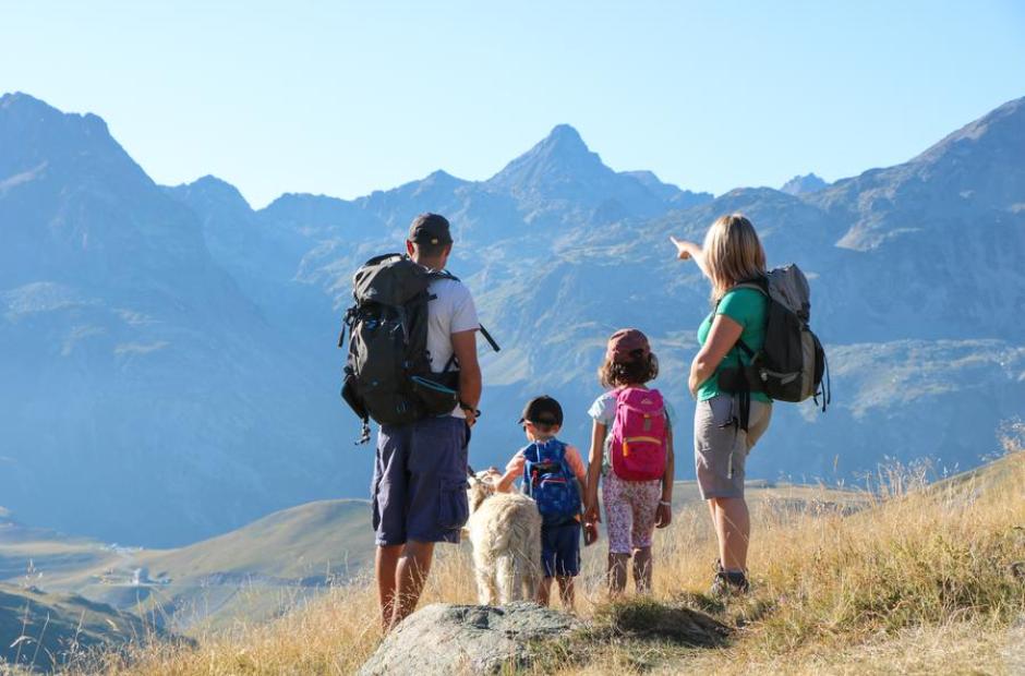 Famille en randonnée - Famille en randonnée au Col de la Croix de Fer Famille en randonnée - Famille en randonnée au Col de la Croix de Fer