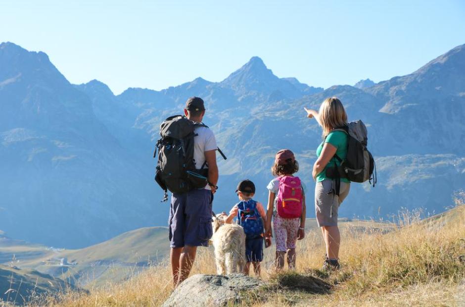 Randonnées en autonomie - Famille en randonnée au Col de la Croix de Fer