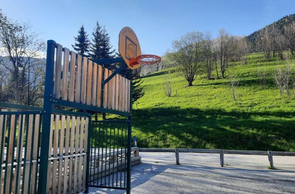 Terrain multisports - Terrain de basket