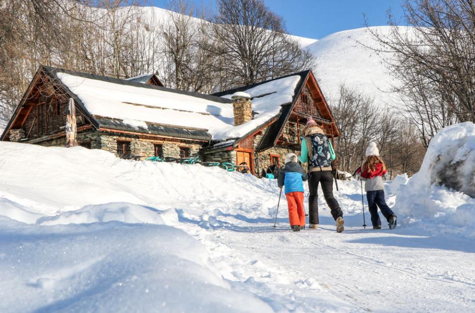 Famille en raquettes sur la piste Panoramique - Famille en raquettes sur la piste Panoramique Famille en raquettes sur la piste Panoramique - Famille en raquettes sur la piste Panoramique