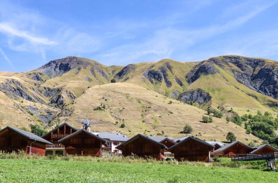Sentier de Sorlinette_Saint-Sorlin-d'Arves - Vue sur des chalets depuis le Sentier de Sorlinette