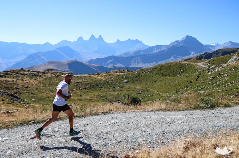 Trail de l'Étendard vue sur les Aiguilles d'Arves depuis Col de la Croix de Fer - Trail de l'Étendard vue sur les Aiguilles d'Arves avec vue sur les Aiguilles d'Arves