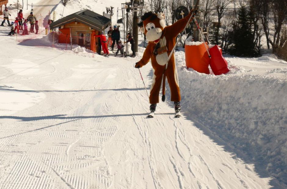 Sorlinette, la mascotte de Saint Sorlin d'Arves fait du ski - Sorlinette, la mascotte de Saint Sorlin d'Arves fait du ski