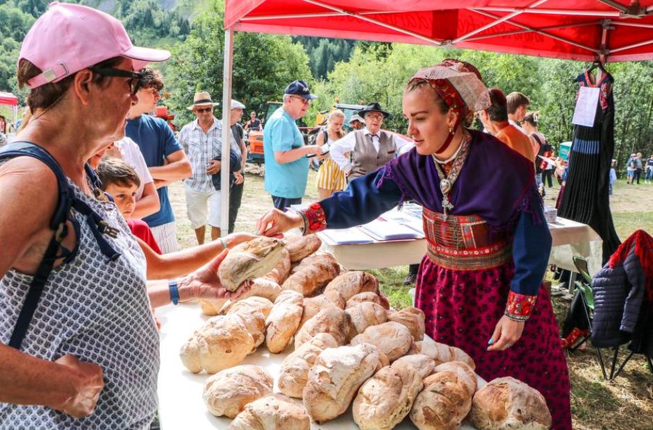 Fête des Prés Plans_Saint-Sorlin-d'Arves - Vente de pain sur la Fête des Prés Plans