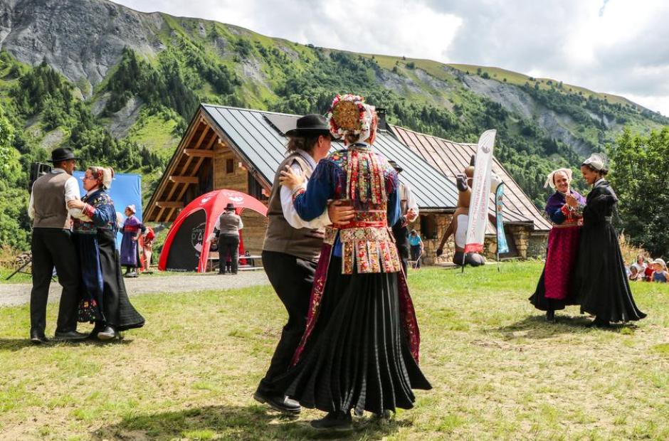 Fête des Prés Plans_Saint-Sorlin-d'Arves - Danse des Soldanelles