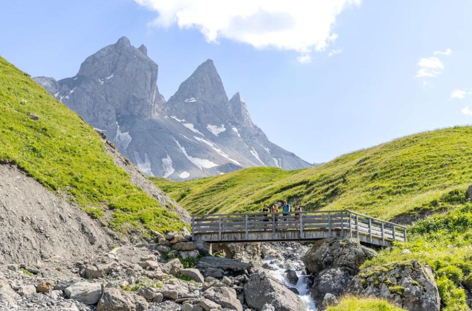 11ème marche contre le Cancer aux Aiguilles d'Arves_Albiez-Montrond - Randonneurs au pont en bois