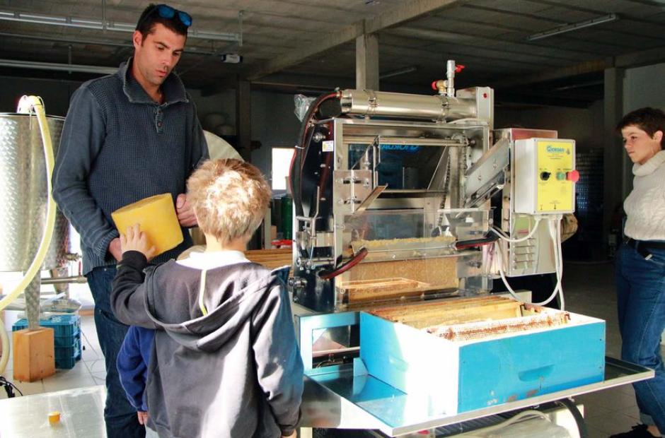 visite commentée de la miellerie des Arves - visite commentée de la fabrication miellerie des Arves