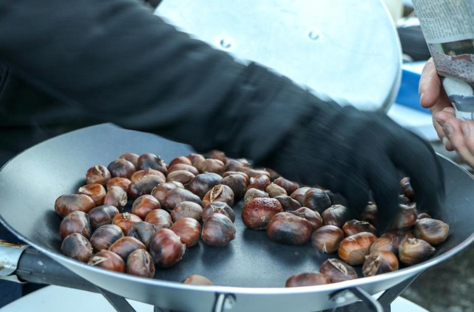 Village du Père Noël_Saint-Sorlin-d'Arves - Vente de châtaignes