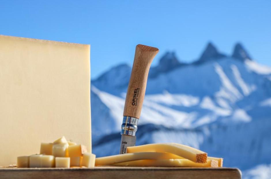 Beaufort sur les pistes de Saint-Sorlin-d'Arves - Beaufort et Opinel sur une planche à découper face aux Aiguilles d'Arves en hiver